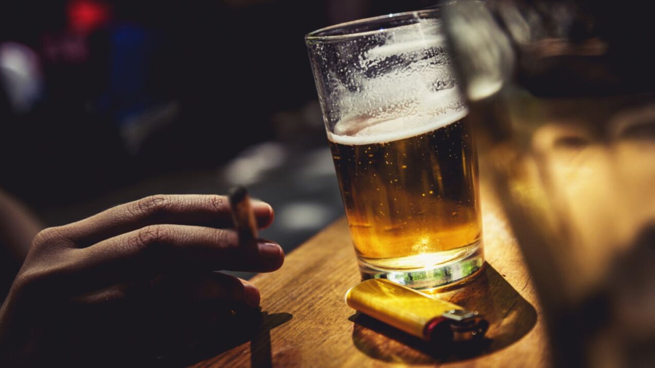 Roken en alcohol als de oorzaken van hypertensie